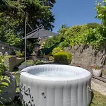 Host Wise - Homely Noble Flats - Garden & Jacuzzi